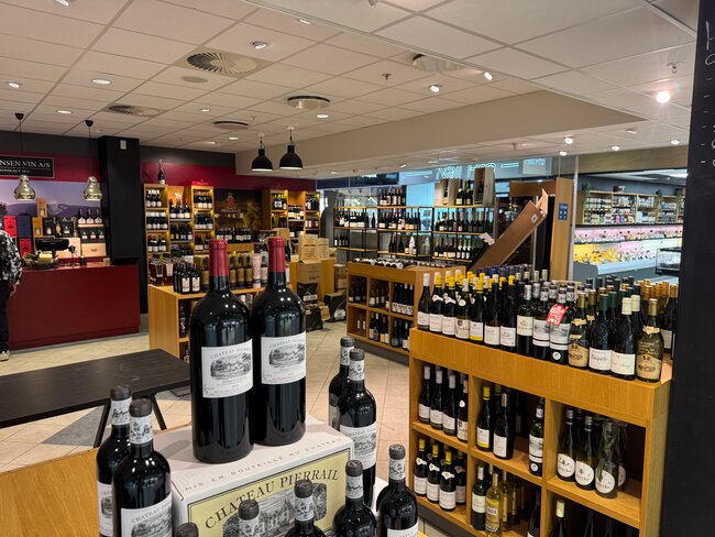 Kurv med vin og chokolade