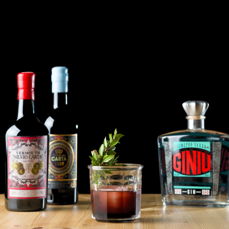 Su Sardu er en velsmagende cocktail, der bl.a. er lavet på Silvio Cartas Giniu Gin og Vermouth Rosso. Du får opskriften på Su Sardu og en video, der viser fremgangsmåden, lige her.

Glas: [https://www.hjhansen-vin.dk/glas-tilbehoer/alle-riedelprodukter/bar-collection/rocks-bar-drinks-specifik-glasserie-6417-02-2-pack|Riedel Rocks Bar]

[https://media-prod.hjhansen-vin.dk/download/link/09dec7a8-8882-46bc-af3b-c998abfd8d4b|Download opskrift]
