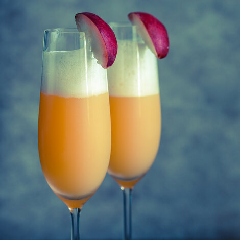 Forkæl dig selv med en sprudlende Bellini! Et italiensk mesterværk med rødder i Venedig og elsket over hele verden. Vanvittig simpel og superskøn.

Glas: [https://www.hjhansen-vin.dk/glas-tilbehoer/alle-riedelprodukter/veritas/veritas-champagne-6449-28-2-pack|Riedel Veritas Champagne]

[https://media-prod.hjhansen-vin.dk/download/link/8db556bb-4e78-4dcc-ba89-492abe9c51fb|Download opskrift]