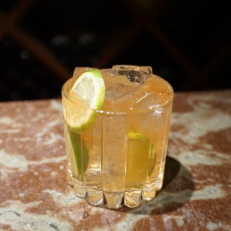 En super lækker og let at lave cocktail opskrift.

Glas: [https://www.hjhansen-vin.dk/glas-tilbehoer/alle-riedelprodukter/bar-collection/highball-drinks-specifik-glasserie-6417-04-2-pack|Riedel Highball Glass]
Pynt: 2-3 skiver lime
[https://media-prod.hjhansen-vin.dk/download/link/4713e9b6-200d-45d9-a9ff-e1902ff7d5d7|Download opskrift]