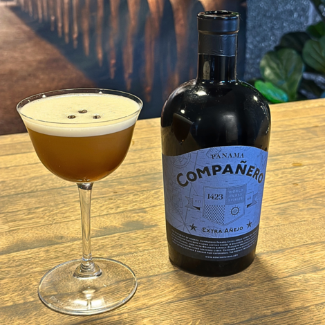 Den perfekte drink til dem, der elsker en balance mellem bitterhed og sødme, og som søger en ekstra dimension af luksus i deres cocktailoplevelse.

Glas: [https://www.hjhansen-vin.dk/vinglas-tilbehoer/alle-riedelprodukter/bar-collection/sour-bar-drinks-specifik-glasserie-6417-06-2-pack|Riedel Sour Bar Glas]