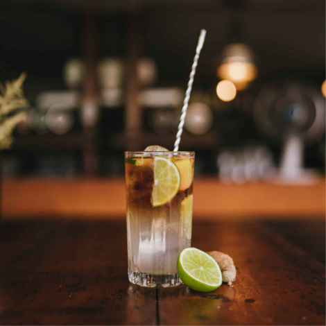 Ginger Breeze er en forfriskende drink, der har ingefærøl som en central ingrediens. Den kombinerer ingefærøl med rom og friske lime.