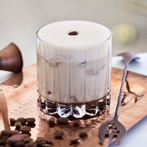 Likørens milkshake, dejlig cremet og smagfuld drink
Cool Tip: Kan sagtens tåle et skvæt vodka

Glas: [https://www.hjhansen-vin.dk/glas-tilbehoer/alle-riedelprodukter/bar-collection/rocks-bar-drinks-specifik-glasserie-6417-02-2-pack|Riedel Rocks Bar]
Pynt: Chokoladekrymmel

[https://media-prod.hjhansen-vin.dk/download/link/550d05a3-5e99-4447-8ec5-553f696d3b81|Download opskrift]
