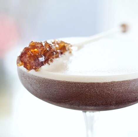 Espresso-Martini - They Easy Way
Cool Tip: Kan sagtens tåle et skvæt vodka

Glas: [https://www.hjhansen-vin.dk/glas-tilbehoer/alle-riedelprodukter/veritas/veritas-martini-6449-09-2-pack|Riedel Veritas Martini]

[https://media-prod.hjhansen-vin.dk/download/link/0f0531ad-2167-4f1e-9d3c-8dd15e583b72|Download opskrift]