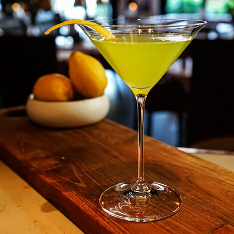 En lækker frugtig cocktail med en saftig syrlighed

Glas: [https://www.hjhansen-vin.dk/glas-tilbehoer/alle-riedelprodukter/bar-collection/sour-bar-drinks-specifik-glasserie-6417-06-2-pack|Riedel Sour Bar Glas]
Pynt: Citronskal
[https://media-prod.hjhansen-vin.dk/download/link/043a6441-a5df-4020-92b5-f271b19e75ac|Download opskriften]