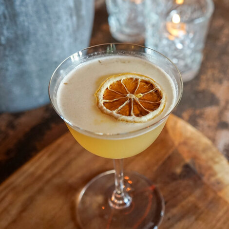 En ældgammel opskrift, der virkelig holder.

Glas: [https://www.hjhansen-vin.dk/glas-tilbehoer/alle-riedelprodukter/bar-collection/sour-bar-drinks-specifik-glasserie-6417-06-2-pack|Riedel Sour Bar Glas]
[https://media-prod.hjhansen-vin.dk/download/link/5e17c906-adac-403e-a3a3-9559340a935d|Download opskrift]