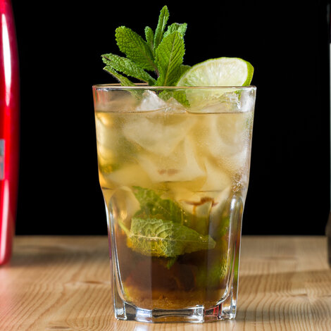 Mojito er mere end bare en drink – det er en smagfuld rejse til de solrige gader i Havana. Denne klassiske cocktail kombinerer hvid rom, frisk lime, aromatiske mynteblade, sukker og danskvand for en perfekt balance mellem sødme og syrlighed. Mojito er kendt for sin forfriskende smag og lette brus, hvilket gør den til en favorit blandt cocktailelskere verden over.

Glas: [https://www.hjhansen-vin.dk/glas-tilbehoer/alle-riedelprodukter/bar-collection/highball-drinks-specifik-glasserie-6417-04-2-pack|Riedel Highball Glass]
Pynt: Myntekvist  og lime
[https://media-prod.hjhansen-vin.dk/download/link/d666c16c-1cc1-4dac-8040-63419570d0df|Download opskrift]
