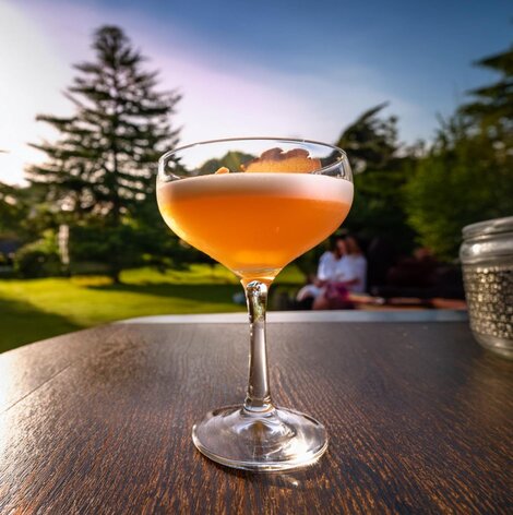 Amaretto Sour er en sour-cocktail i familie med Whisky Sour, men er lidt mildere.

Glas: [https://www.hjhansen-vin.dk/glas-tilbehoer/alle-riedelprodukter/bar-collection/sour-bar-drinks-specifik-glasserie-6417-06-2-pack|Riedel Sour Bar Glas]
Pynt: Citronskal og/eller 2-3 maraschino kirsebær til pynt 
[https://media-prod.hjhansen-vin.dk/download/link/ccb5180a-d775-4572-aa5f-a0c05f754f77|Download opskrift]