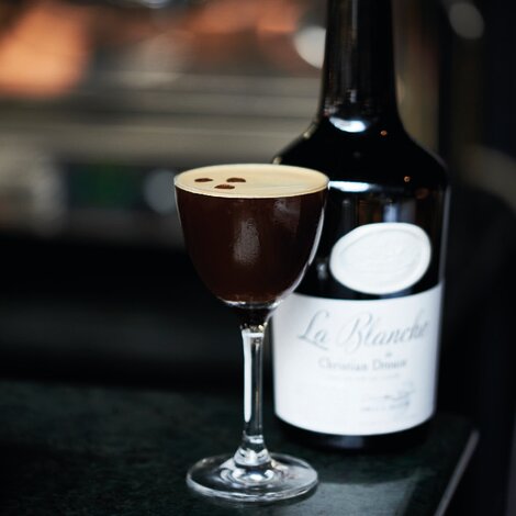 Herlig normannisk cocktail med calvados til kaffeelskeren.

Glas: [https://www.hjhansen-vin.dk/glas-tilbehoer/alle-riedelprodukter/bar-collection/nick-nora-drinks-specifik-glasserie-6417-05-2-pack|Riedel Nick & Nora Glas]
Pynt: 3 kaffe bønner

[https://media-prod.hjhansen-vin.dk/download/link/b942e2c2-fbd4-4a2f-a6e6-4d613559f197|Download opskrift]