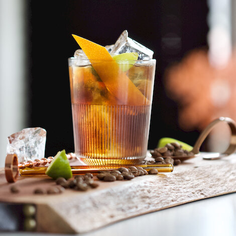 Kaffen og det frugtige komplimenterer hinanden rigtig godt.
Cool Tip: Kan sagtens tåle et skvæt gin

Glas: [https://www.hjhansen-vin.dk/glas-tilbehoer/alle-riedelprodukter/bar-collection/rocks-bar-drinks-specifik-glasserie-6417-02-2-pack|Riedel Rocks]
Pynt: Hyldeblomst eller appelsin-kvist

[https://media-prod.hjhansen-vin.dk/download/link/ec445025-3d61-4495-8b50-e2cd2233dd47|Download opskrift]