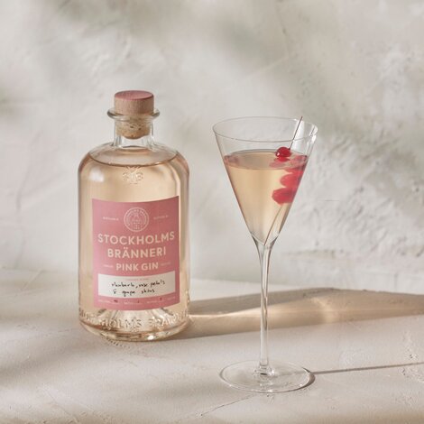 Stockhoms Bränneri har har lavet denne cocktail til ære for deres Pink Gin's 5 års fødselsdag. 

Pynt: Tyttebær el. røde ribs
Glas: [https://www.hjhansen-vin.dk/glas-tilbehoer/alle-riedelprodukter/bar-collection/nick-nora-drinks-specifik-glasserie-6417-05-2-pack|Riedel Nick & Nora glas]