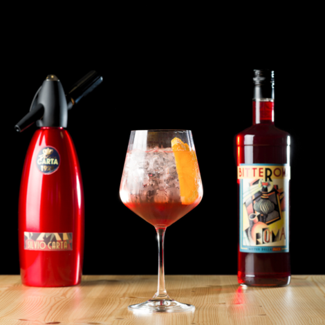 Bitteroma Spritz er en smuk rød cocktail blandet af Silvio Cartas produkter. Du får opskriften på Bitteroma Spritz og en video, der viser fremgangsmåden, lige her.

Glas: [https://www.hjhansen-vin.dk/gaver/mixing-spritz-drinks-set-5515-0-4-glas|Riedel Mixing Spritz]

[https://media-prod.hjhansen-vin.dk/download/link/607b19d2-ad60-4c34-9df1-f984cdb3ee9d|Download opskrift]