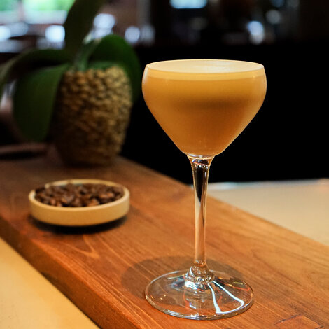 Glas: [https://www.hjhansen-vin.dk/glas-tilbehoer/alle-riedelprodukter/bar-collection/nick-nora-drinks-specifik-glasserie-6417-05-2-pack|Riedel Nick & Nora glas]
[https://media-prod.hjhansen-vin.dk/download/link/55c7e810-3e5c-42b9-81b3-5dd58be9d367|Download opskrift]