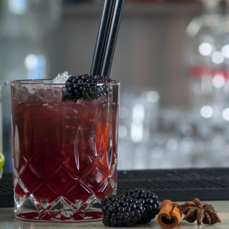 En hyldest til julen og alle de smage, vi forbinder med vinterhygge.

Glas: [https://www.hjhansen-vin.dk/glas-tilbehoer/alle-riedelprodukter/bar-collection/rocks-bar-drinks-specifik-glasserie-6417-02-2-pack|Riedel Rocks Bar Glas]
Pynt: Kanel, stjerneanis og friske brombær
[https://media-prod.hjhansen-vin.dk/download/link/cb44dfe2-07cb-4bf0-9e9b-7997a14dacf5|Download opskrift]