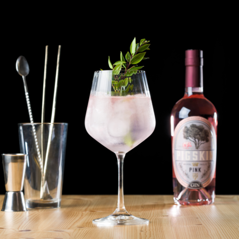 Pigskin Pink Tonic er en smuk, sart lyserød cocktail blandet af Silvio Cartas produkter. Den smukke lyserøde farve kommer fra pink gin blandet med tonic. En elegant cocktail.

Glas: [https://www.hjhansen-vin.dk/gaver/gin-set-5414-67-1-stk-4-glas|Riedel Gin]
Pynt: Krydderurt

[https://media-prod.hjhansen-vin.dk/download/link/565c49e2-77a0-420f-8358-022c0014f506|Download opskrift]