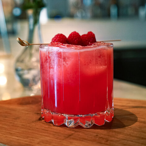 Denne klassiske cocktail er lavet med gin, triple sec og friske hindbær.

Glas: [https://www.hjhansen-vin.dk/glas-tilbehoer/alle-riedelprodukter/bar-collection/rocks-bar-drinks-specifik-glasserie-6417-02-2-pack|Riedel Rocks Bar Glas]
Pynt: Hindbær
[https://media-prod.hjhansen-vin.dk/download/link/ab108b9d-1d61-4802-b385-d3cc519f97c3|Download opskrift]