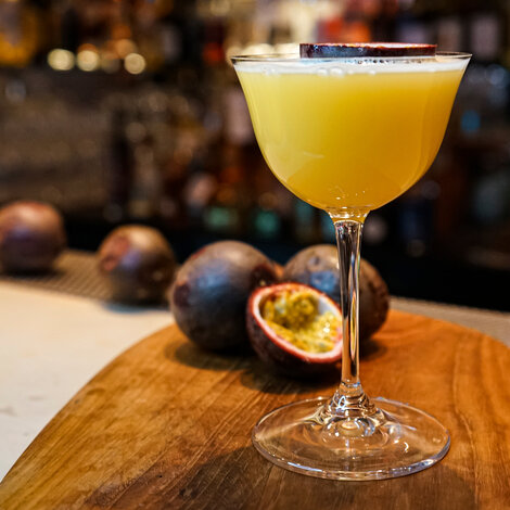 Passion Daiquiri er en mere frugtig version af en almindelig Daiquiri.

Glas: [https://www.hjhansen-vin.dk/glas-tilbehoer/alle-riedelprodukter/bar-collection/sour-bar-drinks-specifik-glasserie-6417-06-2-pack|Riedel Sour Bar Glas]
Pynt: Passionsfrugt
[https://media-prod.hjhansen-vin.dk/download/link/3a9beb30-a73b-4914-92de-93eff728a1d8|Dowload opskrift]