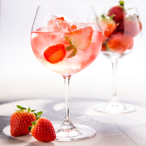 En klassiker med et tvist af smag og farve

Glas: [https://www.hjhansen-vin.dk/glas-tilbehoer/alle-riedelprodukter/vinum/vinum-oaked-chardonnay-montrachet-6416-97-2-pack|Riedel Vinum Montrachet Glas]
Pynt: Jordbær
[https://media-prod.hjhansen-vin.dk/download/link/93a68db6-ee21-44b2-8fa3-0f0b7d1c43fc|Download opskrift]