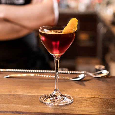 En klassiker med et skønt mix af sødlig og bitter aroma

Glas: [https://www.hjhansen-vin.dk/glas-tilbehoer/alle-riedelprodukter/bar-collection/nick-nora-drinks-specifik-glasserie-6417-05-2-pack|Riedel Nick & Nora Glas]
Pynt: Kirsebær eller appelsinskal
[https://media-prod.hjhansen-vin.dk/download/link/4fd3cfc3-22c4-4d8a-9764-313dcb20f0ab|Download opskrift]