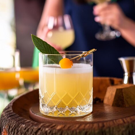 En sur, sød, frisk og trendy cocktail.

Glas: [https://www.hjhansen-vin.dk/glas-tilbehoer/alle-riedelprodukter/bar-collection/sour-bar-drinks-specifik-glasserie-6417-06-2-pack|Riedel Sour Bar Glas]
[https://media-prod.hjhansen-vin.dk/download/link/a1e73807-c4ea-4b9b-9ce0-c1a102409258|Download opskrift]