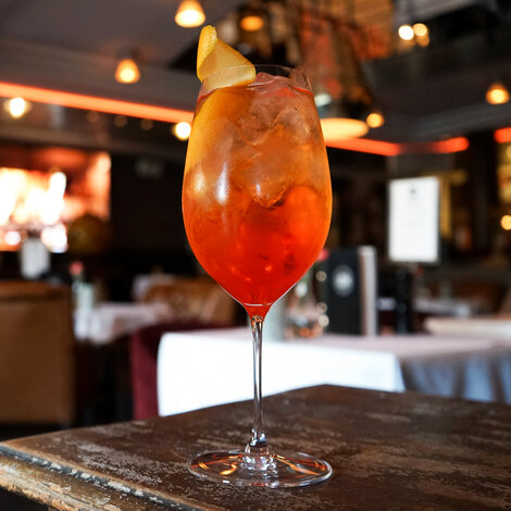  Direkte fra Italien med stil og elegance!

Glas: [https://www.hjhansen-vin.dk/glas-tilbehoer/alle-riedelprodukter/bar-collection/mixing-spritz-drinks-set-5515-0-4-glas|Riedels Mixing Spritz Glas]
Pynt: Appelsinpeel

[https://media-prod.hjhansen-vin.dk/download/link/faab14e1-d020-48bc-be41-ac562d25b5a6|Download opskrift]