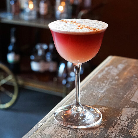Helt eminent og kompleks New Yorker-udgave af Whisky Sour.

Glas: [https://www.hjhansen-vin.dk/glas-tilbehoer/alle-riedelprodukter/bar-collection/sour-bar-drinks-specifik-glasserie-6417-06-2-pack|Riedel Sour Bar Glas]
[https://media-prod.hjhansen-vin.dk/download/link/1fd823fa-8784-4f9d-a91b-108456bc35b2|Download opskrift]
