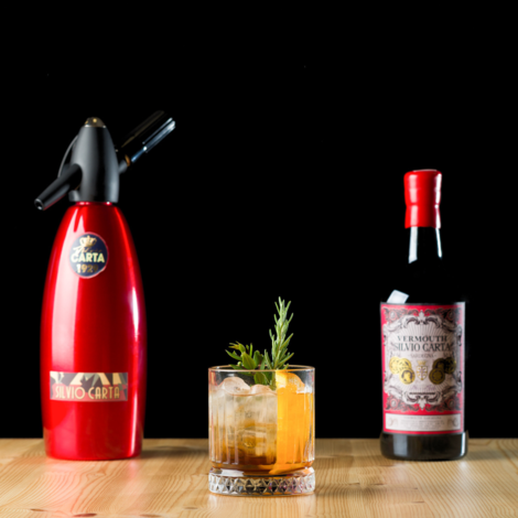 Silviu er en velsmagende cocktail, der er lavet på Silvio Cartas Vermouth Rosso. Du får opskriften på Silviu og en video, der viser fremgangsmåden, lige her.

Glas: [https://www.hjhansen-vin.dk/glas-tilbehoer/alle-riedelprodukter/bar-collection/rocks-bar-drinks-specifik-glasserie-6417-02-2-pack|Riedel Rocks Bar]
Pynt: En halv skive appelsin

[https://media-prod.hjhansen-vin.dk/download/link/8b0c195f-fd33-4b2a-a7bf-14c70c77f36e|Download opskrift]