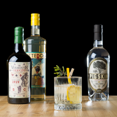 White Negroni er et alternativt take på den populære Negroni cocktail, der indeholder Rosso. White Negroni bruger i stedet Bianco for den næsten gennemsigtige farve, deraf navnet "White Negroni", altså en hvid Negroni. Du får opskriften på White Negroni og en video, der viser fremgangsmåden, lige her.

Glas: [https://www.hjhansen-vin.dk/glas-tilbehoer/alle-riedelprodukter/bar-collection/rocks-bar-drinks-specifik-glasserie-6417-02-2-pack|Riedel Rocks Bar]
Pynt: En skive citron

[https://media-prod.hjhansen-vin.dk/download/link/aad00960-7c44-45e3-812b-a036b815e409|Download opskrift]