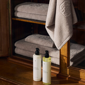 Damask Terry håndklæder + Noble Botanics Hudpleje