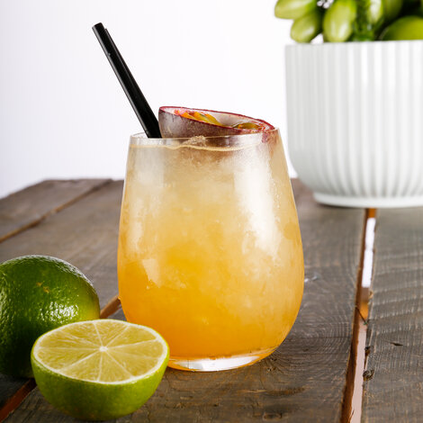 Drømmer du om at bringe lidt tropisk flair til din næste fest – eller bare nyde en smag af paradis derhjemme? Mai Tai er cocktailen, der kan det hele. Forestil dig en cocktail fyldt med eksotiske smagsnuancer, der balancerer perfekt mellem sødme, syrlighed og dybden fra kvalitetsrom – en sikker vej til feriestemning i hvert glas.

Glas: [https://www.hjhansen-vin.dk/glas-tilbehoer/alle-riedelprodukter/bar-collection/rocks-bar-drinks-specifik-glasserie-6417-02-2-pack|Riedel Rocks Bar Glas]
Pynt: Myntekvist
[https://media-prod.hjhansen-vin.dk/download/link/3bab1949-e702-4953-b9b1-0e7da2e4ca54|Download opskrift]