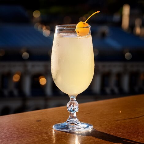 En lækker, citrusagtig og sprudlende drink. Den ryger let ned, men men kan også slå hårdt.

Glas: [https://www.hjhansen-vin.dk/gaver/mixing-champagne-set-5515-58-4-glas|Riedel Mixing Champagne Glas]
Pynt: 1 citron skive eller citronwist
[https://media-prod.hjhansen-vin.dk/download/link/adc82e3c-e15c-4a64-9dba-042f4dfaa479|Download opskrift]
