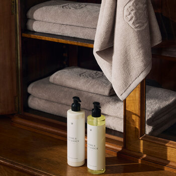 Damask Terry håndklæder + Noble Botanics Hudpleje (taupe) 