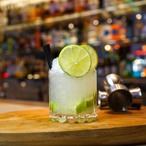 Enkel, superfrisk og herligt syrlig cocktail til alle lejligheder.

Glas: [https://www.hjhansen-vin.dk/glas-tilbehoer/alle-riedelprodukter/bar-collection/highball-drinks-specifik-glasserie-6417-04-2-pack|Riedel Highball Glass]
Pynt: Myntekvist og en skive lime
[https://media-prod.hjhansen-vin.dk/download/link/461942da-33e0-4ec2-bcb9-81b0af64d1a1|Download opskrift]