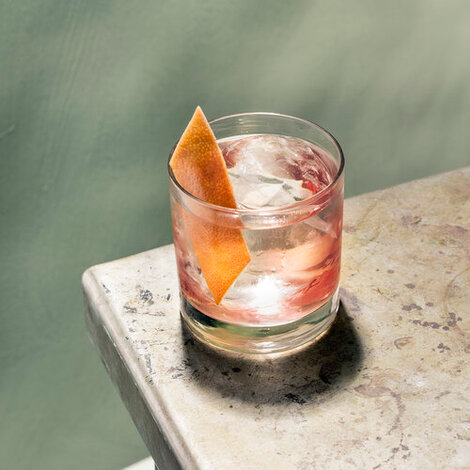 James Andrews’ lette version af en Negroni ved brug af Röd og Akvavit.

Glas: [https://www.hjhansen-vin.dk/glas-tilbehoer/vinglas-glas/spiritusglas/neat-bar-drinks-specifik-glasserie-6417-01-2-pack|Neat bar glas]
Pynt: Grapefrugt skal (evt. lyserød grapefrugt)

[https://media-prod.hjhansen-vin.dk/download/link/903be03a-a5ad-4bfe-ac9b-06489a4577fc|Download opskrift]