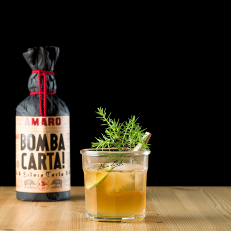 Bomb Shot er en cocktail blandet med Silvio Cartas Amaro Bomba Carta. Du får opskriften på Bomb Shot og en video, der viser fremgangsmåden, lige her.

Glas: [https://www.hjhansen-vin.dk/glas-tilbehoer/alle-riedelprodukter/bar-collection/rocks-bar-drinks-specifik-glasserie-6417-02-2-pack|Riedel Rocks Bar]
Pynt: En skive lime.

[https://media-prod.hjhansen-vin.dk/download/link/e8c7c9a4-75d2-4dec-af9f-af3b89286329|Download opskrift]