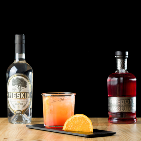 Frank on the Rocks er en cocktail blandet med Silvio Cartas Bitteroma, gin og appelsinjuice. Du får opskriften på Frank on the Rocks og en video, der viser fremgangsmåden, lige her.

Glas: [https://www.hjhansen-vin.dk/glas-tilbehoer/alle-riedelprodukter/bar-collection/rocks-bar-drinks-specifik-glasserie-6417-02-2-pack|Riedel Rocks Bar]
Pynt: En skive appelsin

[https://media-prod.hjhansen-vin.dk/download/link/d1005b30-e82a-4735-a2b9-f24c3c045c06|Download opskrift]