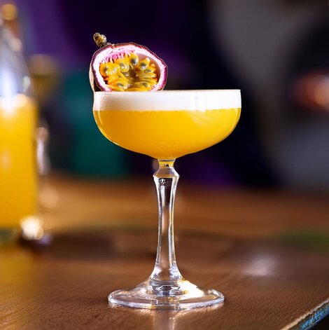 Forkæl dine gæster med den forførende Porn Star Martini. Den er lige så fristende, som navnet antyder. En moderne klassiker, der har taget cocktailscenen med storm med sin eksotiske blanding af vanilje, vodka, passionsfrugt og et strejf af syrlighed. Find selv ud af, hvorfor den hurtigt er blevet et hit på cocktailbarer og ved fester i hele verden.

Glas: [https://www.hjhansen-vin.dk/glas-tilbehoer/alle-riedelprodukter/vinum/vinum-martini-6416-77-2-pack|Riedel Vinum Martini]

[https://media-prod.hjhansen-vin.dk/download/link/9ef8ffbb-9583-40c1-a33b-185a1a609f47|Download opskrift]