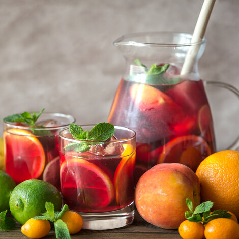 Sommerlig alkoholfri sangria - direkte fra Spanien! Eller.... smagen er i hvert fald så spansk, som den kan blive. 

Glas: [https://www.hjhansen-vin.dk/gaver/mixing-champagne-set-5515-58-4-glas|Riedel Mixing Aperitivo]

[https://media-prod.hjhansen-vin.dk/download/link/0ef9d8e4-bb8e-42d6-bddb-5d27c4f62c4d|Download opskrift]