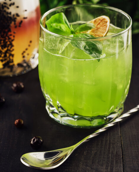 Basil Smash er en flot grøn cocktail lavet på gin og basilikum. 

Glas: [https://www.hjhansen-vin.dk/gaver/gin-set-optical-5515-67-1-stk-4-glas|Gin Set Optical]
Pynt: Basilikum blad 
[https://media-prod.hjhansen-vin.dk/download/link/3984ea26-6eb6-4d83-b340-c7e7abf4a044|Download opskrift]