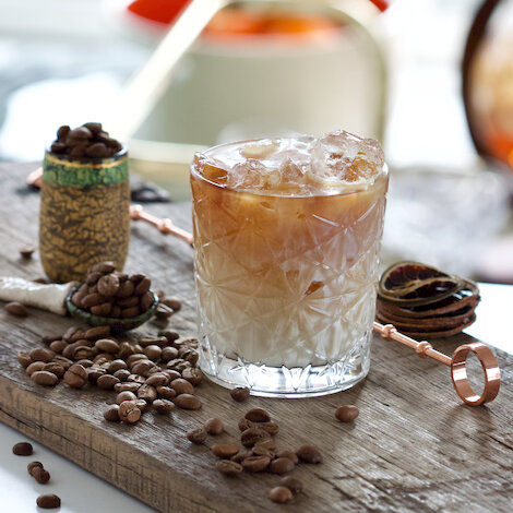 White Russian - The east way 
Cool Tip: Kan sagtens tåle et skvæt vodka

Glas: [https://www.hjhansen-vin.dk/glas-tilbehoer/alle-riedelprodukter/bar-collection/rocks-bar-drinks-specifik-glasserie-6417-02-2-pack|Riedel Rocks]

[https://media-prod.hjhansen-vin.dk/download/link/13510634-1a5f-4215-b0f5-8185045ed533|Download opskrift]