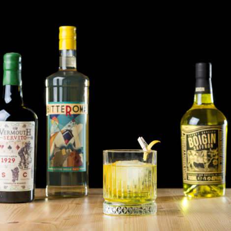 Golden Negroni er en cocktail blandet med Silvio Cartas gin, Bitteroma og Vermouth og har en smuk citrongul farve. Du får opskriften på Golden Negroni og en video, der viser fremgangsmåden, lige her.

Glas: [https://www.hjhansen-vin.dk/glas-tilbehoer/alle-riedelprodukter/bar-collection/rocks-bar-drinks-specifik-glasserie-6417-02-2-pack|Riedel Rocks Bar]
Pynt: En halv skive citron

[https://media-prod.hjhansen-vin.dk/download/link/a7875742-a8a6-4b11-bd1b-1a1a8fb32b4b|Download opskrift]