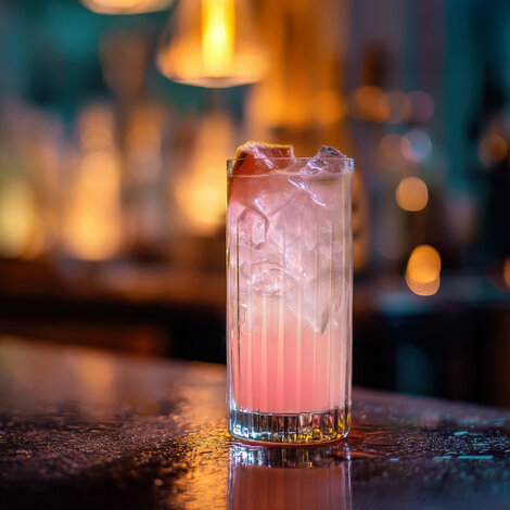 Nyd en Paloma. En cocktail, der ikke bare er en drink, men en rejse. En invitation. Du løfter glasset, og pludselig er du i Mexico City, hvor solen skærer gennem luften, og livets rytme pulserer i gaderne.

Paloma er ikke kompliceret. Den er enkel. Men i sin enkelhed gemmer den en historie. Om varme aftener, om salt på læberne, om en smagsoplevelse, der både er forfriskende og dybt tilfredsstillende.

Det er ikke bare en cocktail. Det er en stemning. En hyldest til det livlige, det sprudlende, det mexicanske. Det er Paloma. Og den er værd at nyde.

Glas: [https://www.hjhansen-vin.dk/glas-tilbehoer/alle-riedelprodukter/bar-collection/highball-drinks-specifik-glasserie-6417-04-2-pack|Riedel Highball Glass]

[https://media-prod.hjhansen-vin.dk/download/link/6bd96935-a122-4ae3-a2ac-02c014af85aa|Download opskrift]