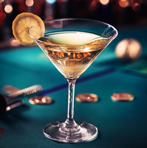 En Dry Martini er ikke bare en cocktail – det er en klassiker med ikonstatus. Tænk på James Bond, der gjorde den verdensberømt med ordene: "Shaken, not stirred." Denne elegante drink er indbegrebet af stil og sofistikeret nydelse, perfekt til både en festlig aften eller en rolig stund. Med få, men nøje udvalgte ingredienser, handler det om at finde balancen mellem gin/vodka og vermouth – og så selvfølgelig det obligatoriske twist af citron eller en oliven.

Glas: [https://www.hjhansen-vin.dk/glas-tilbehoer/alle-riedelprodukter/bar-collection/nick-nora-drinks-specifik-glasserie-6417-05-2-pack|Riedel Nick & Nora glas]
Pynt: Citronskal
[https://media-prod.hjhansen-vin.dk/download/link/ea7cfd5e-de16-4d8a-8427-4c6523aeb3f1|Download opskrift]