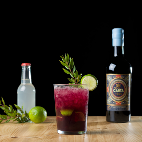 Mirto Mule er en cocktail blandet med Silvio Cartas spiritus, lime og ginger beer også kendt som den populære ingefærøl på dansk. Du får opskriften på Mirto Mule og en video, der viser fremgangsmåden, lige her.

Glas: [https://www.hjhansen-vin.dk/glas-tilbehoer/alle-riedelprodukter/bar-collection/highball-drinks-specifik-glasserie-6417-04-2-pack|Riedel Highball]
Pynt: En kvist krydderurt

[https://media-prod.hjhansen-vin.dk/download/link/8d4e4cba-1bb4-4aa7-afab-756948bb5f87|Download opskrift]