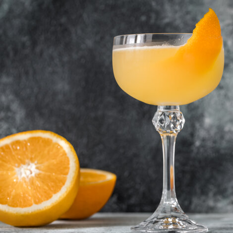 Drøm dig tilbage til 1920’ernes glamour med en Bee’s Knees – en cocktail, der er lige så sofistikeret som den er simpel. Med en perfekt balance mellem frisk citrus, sød honning og klassisk gin er denne drink den ultimative hyldest til tidløs elegance. En perfekt måde at forkæle sig selv eller dine gæster!

Glas: [https://www.hjhansen-vin.dk/gaver/gin-set-extreme-oaked-chardonnay-5441-97-1-stk-4-glas|Gin Set Extreme Oaked Chardonnay]
Pynt: Citron
[https://media-prod.hjhansen-vin.dk/download/link/72fe8a78-4981-4139-b7f3-2e85a6707853|Download opskrift]