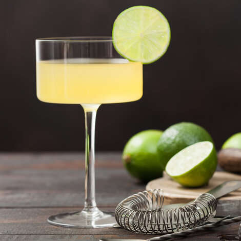 Superlækker, herligt frisk, virkelig sommerlig og såre simpel cocktail. Sig velkommen til solen!

Glas: [https://www.hjhansen-vin.dk/glas-tilbehoer/alle-riedelprodukter/riedel-extreme/extreme-martini-cocktail-4441-17-2-pack|Riedel Extreme Martini/Cocktail]
Pynt: limeskive

[https://media-prod.hjhansen-vin.dk/download/link/e48c473f-b4cc-413a-a45c-9feb196b93a1|Download opskrift]
