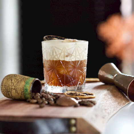 En klar vinder hvis du skal imponere dine gæster med både teknik og smag!
Cool Tip: Kan sagtens tåle et skvæt rom

Glas: [https://www.hjhansen-vin.dk/glas-tilbehoer/alle-riedelprodukter/bar-collection/rocks-bar-drinks-specifik-glasserie-6417-02-2-pack|Riedel Rocks Bar]
Pynt: Citronskive

[https://media-prod.hjhansen-vin.dk/download/link/721f1d95-989a-4c9e-bc33-ef8073b52660|Download opskrift]
