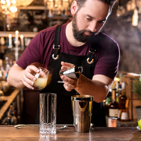 Drømmer du om en smagsoplevelse, der kan tage dig direkte til troperne? Noget, der både forfrisker og bringer feriestemningen frem – uanset hvor du er?

Forestil dig en Pina Colada. Et glas, der kombinerer den søde smag af ananas med cremet kokosmælk og fyldig rom. Hver eneste tår er som en tropisk brise, der fylder dig med varme og glæde. Perfekt til sommerdage, fester eller når du bare trænger til en lille flugt fra hverdagen.

Pina Colada er ikke bare en cocktail – det er en smag af paradis. Så miks en selv, eller lad dig forkæle næste gang du længes efter tropernes magi!

Glas: [https://www.hjhansen-vin.dk/glas-tilbehoer/alle-riedelprodukter/bar-collection/sour-bar-drinks-specifik-glasserie-6417-06-2-pack|Riedel Sour Bar Glas]
Pynt: Ananas
[https://media-prod.hjhansen-vin.dk/download/link/0eced529-5b78-4437-8db4-55a102596d60|Download opskrift]