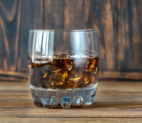 En Black Russian er en meget kraftig drink med smagen af lækker cremet kaffe likør. 

Glas: [https://www.hjhansen-vin.dk/vinglas-tilbehoer/alle-riedelprodukter/bar-collection/double-rocks-bar-drinks-specifik-glasserie-6417-07-2-pack?phrase=double%20rocks|Double Rocks Bar Glas]
[https://media-prod.hjhansen-vin.dk/download/link/b6515c8c-f569-412f-982e-ca02b5e77424|Download opskrift]