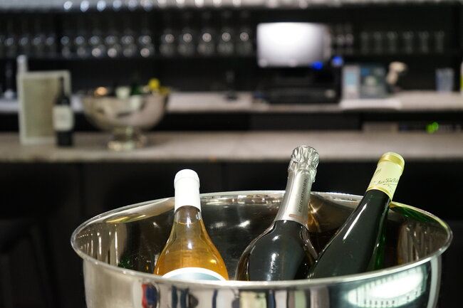 Vin der hældes op i et glas